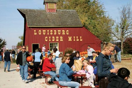 Apple Cider Mill in Kansas Hosts Cider Festival Image